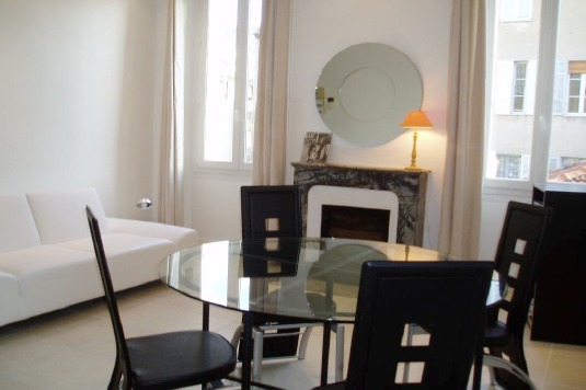 Practical two bedroom apartment on rue d'Antibes